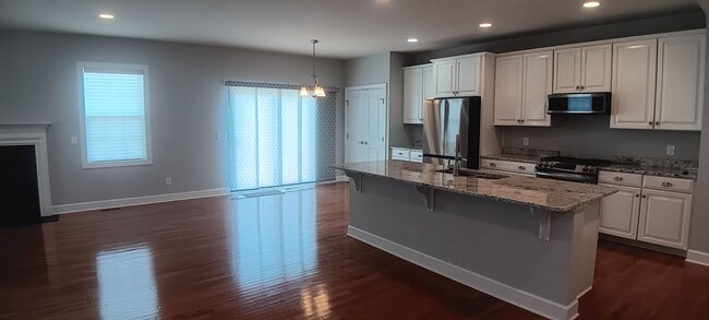 Building Photo - Heron's Landing 4 BD/ 3BTH Available May 14th