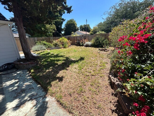 Building Photo - Gorgeous San Leandro Bungalow!