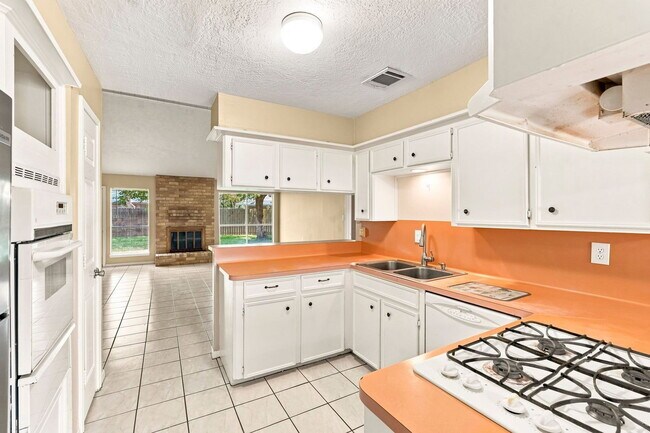 Building Photo - 703 Conestoga Cir