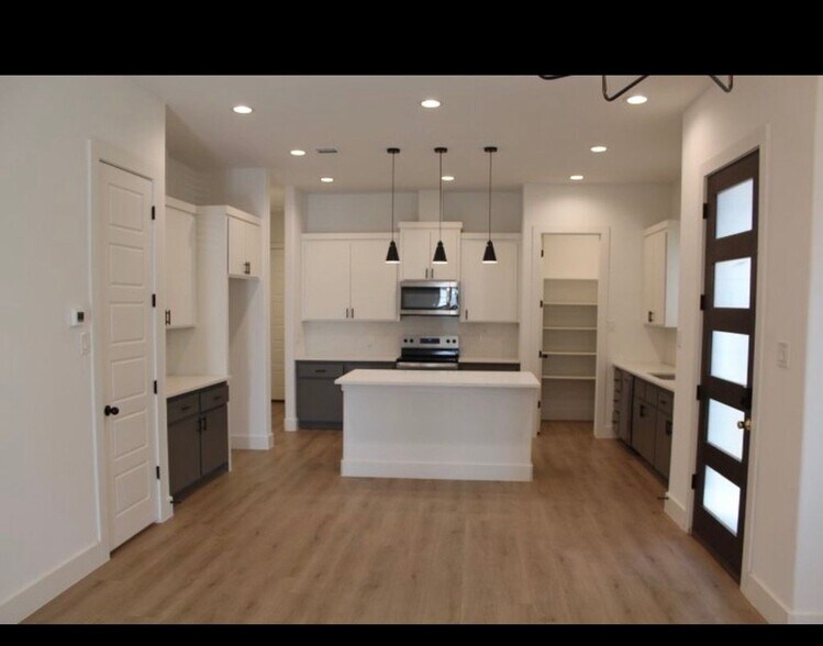 Building Photo - 1630 Davis Ave