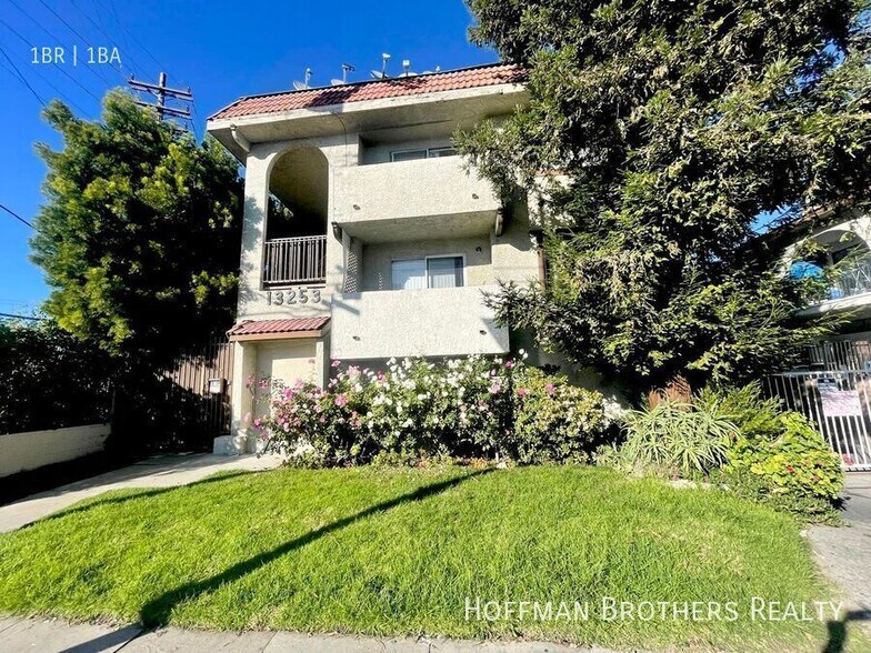 Building Photo - 13253 Vanowen St