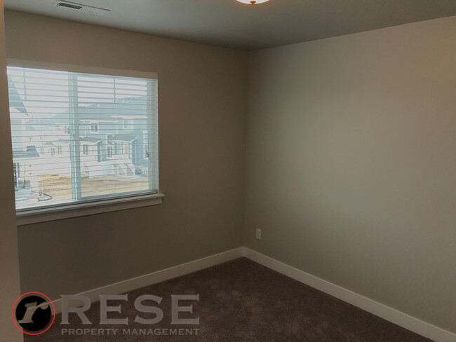 Building Photo - Beautiful Edge Townhome in Bluffdale