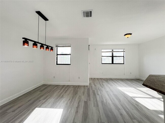 Building Photo - 639 NE 33rd Terrace