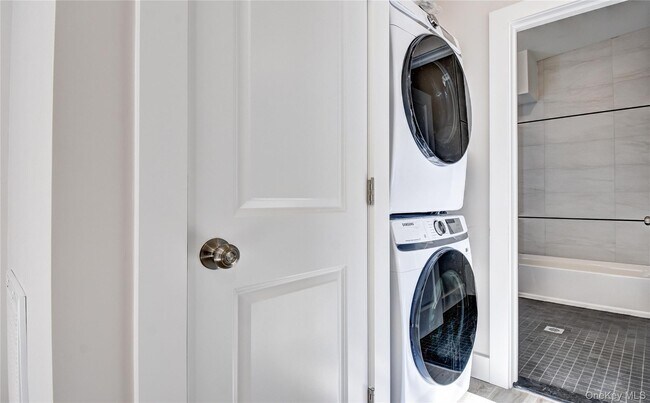 Building Photo - 292 Main St