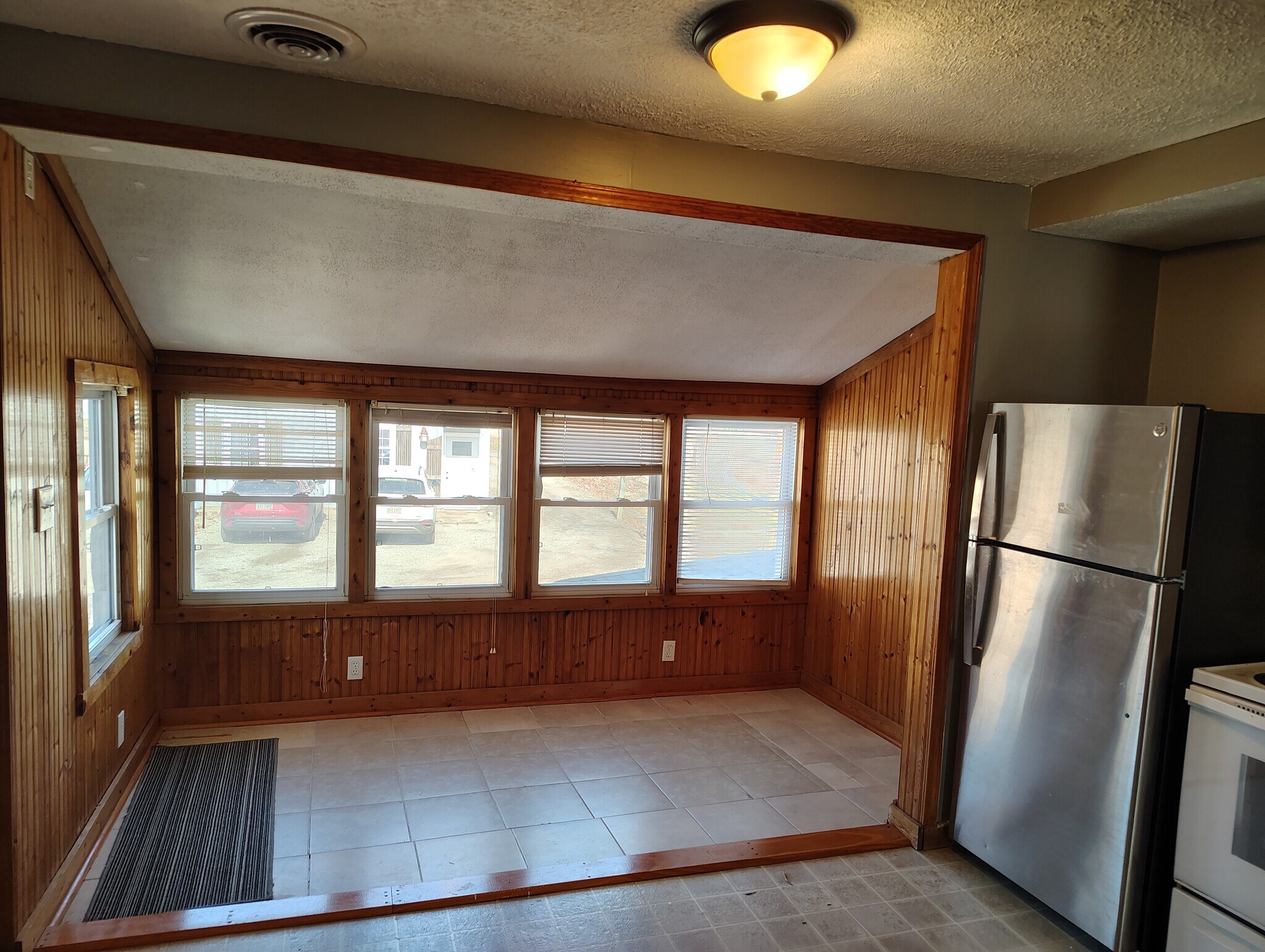 Building Photo - 337 1/2 W South St