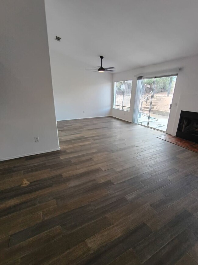 Building Photo - Large lot! 4 bedroom house in Woodcrest! Horse property!