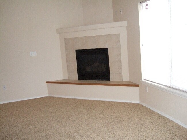 Building Photo - 3 Bedroom End Unit Townhome