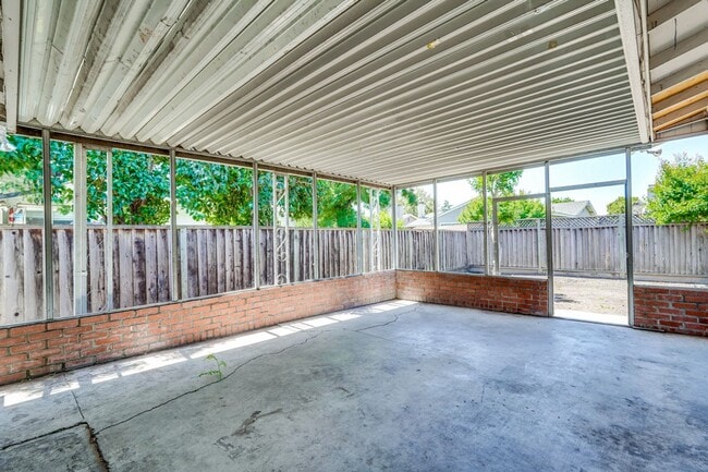 Building Photo - Spacious 3 Bedroom 2 Bath Home with 2 Car Garage and Central Air Conditioning