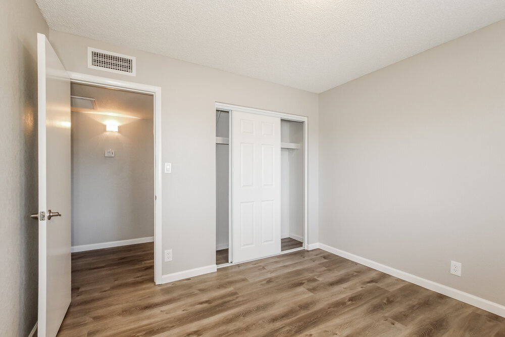 Building Photo - 560 E Morrow Dr