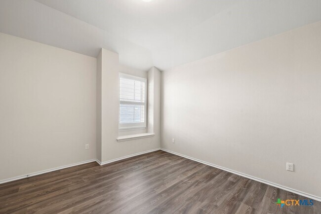 Building Photo - 145 Goldfinch Dr