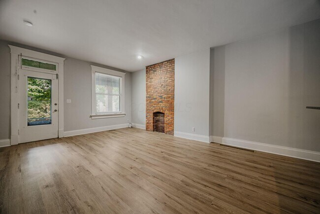 Building Photo - 335 E Sycamore St