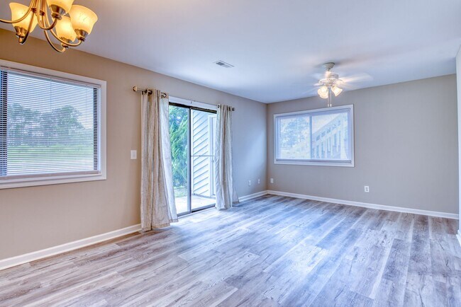 Building Photo - 2 bedroom 1 bath condo - Hampstead