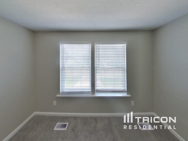 Building Photo - 467 Manor Rd