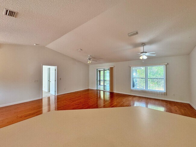 Building Photo - 932 Delcie Dr