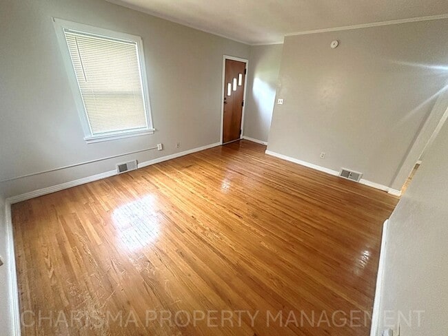 Building Photo - Spacious 2 Bedroom, 1.5 Bath Home, Newly U...