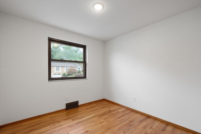 Building Photo - AVAILABLE SEPT 1ST!! BEAUTIFUL 3 BEDROOM I...