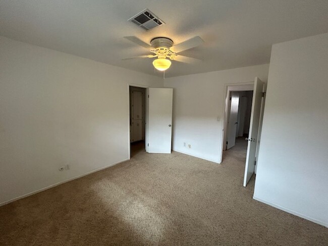 Building Photo - Close to Country Club *** Move-In Special ...