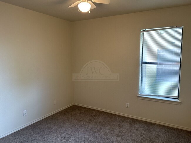 Building Photo - 914 McDaniel Cir