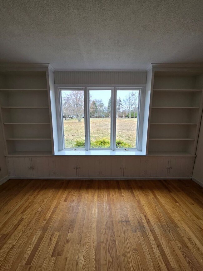 Building Photo - Spacious 4BR Ranch with 3 Living Rooms on 1.7 Acres — Howell