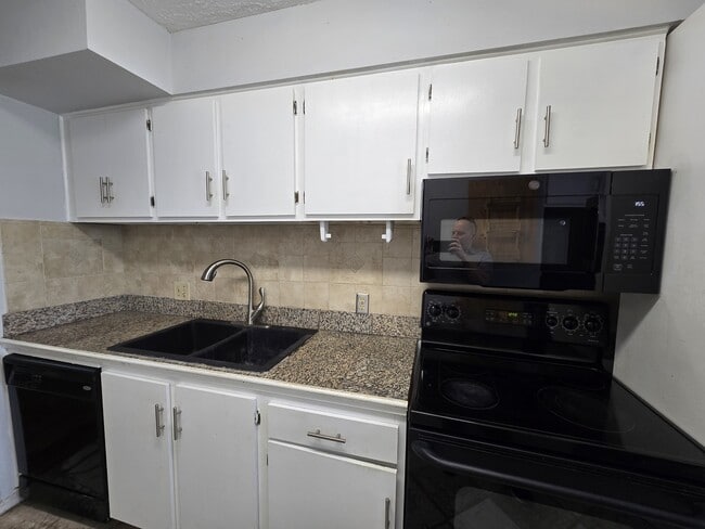 Building Photo - 117 Kingsbury Dr