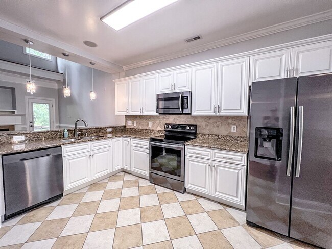 Building Photo - Gorgeous 3 Bed 2.5 Bath Home in Fayetteville