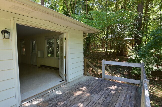 Building Photo - Three Bedroom Home Near UNC