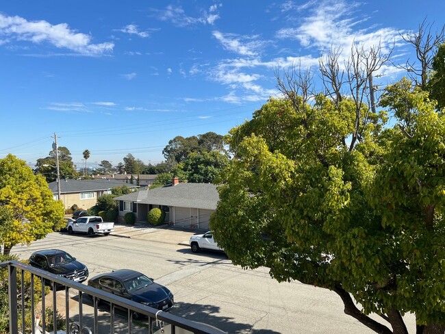 Building Photo - Spacious 3 bedroom 2 bath Millbrae ready now!