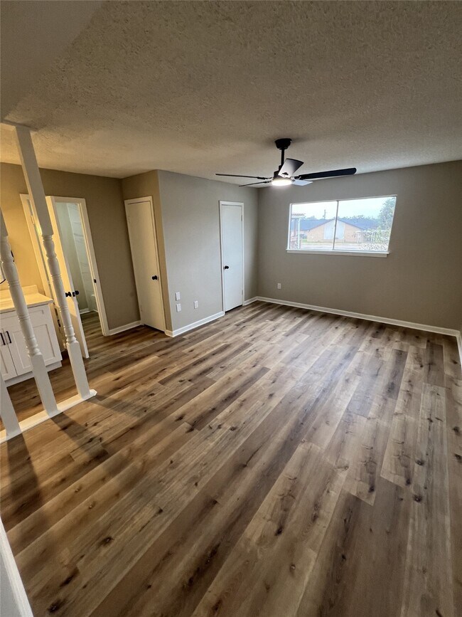 Building Photo - 1310 Town Cir