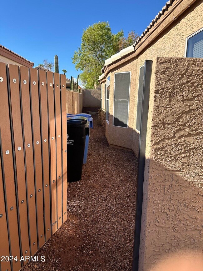 Building Photo - 4634 E Grovers Ave