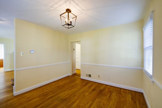 Building Photo - Charming 3BR/2BA Home with Bonus Room, Sunroom & Private Driveway – Prime Hyattsville Location!