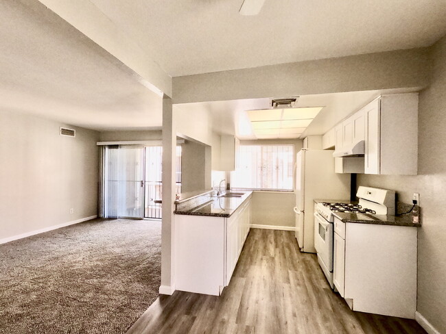 Building Photo - 3-Bed, 2-Bath Gem Condo for Rent in Vibran...