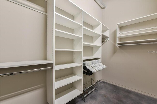 Building Photo - 302 SE Broadway St