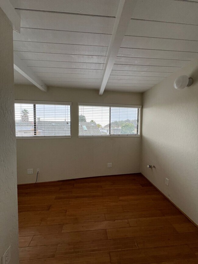 Building Photo - Short walk to the Beach / Available Now / Pets Welcome