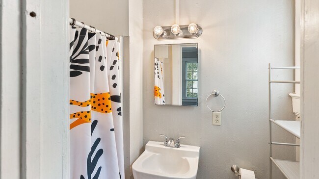 Building Photo - Adorable Cottage Just Steps from LSU's Campus and the Lakes!