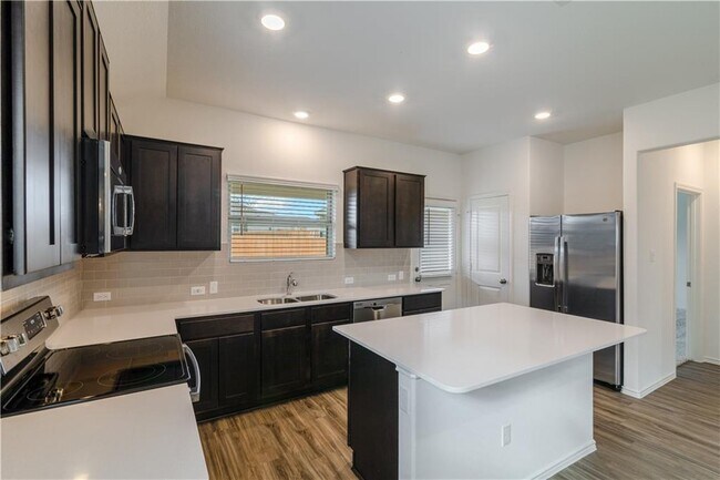 Building Photo - 744 Xanadu Dr