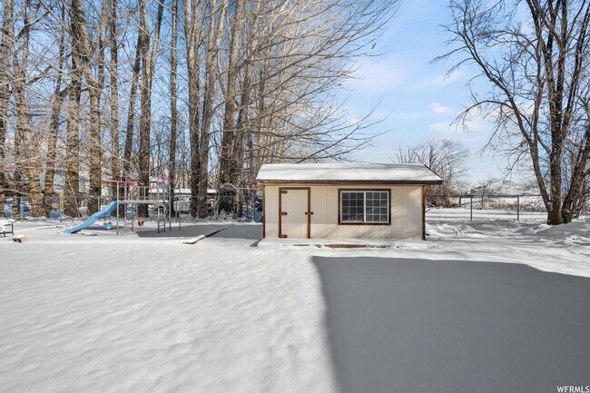 Building Photo - Beautiful home in Eden with amazing views from covered deck and 4 car garage