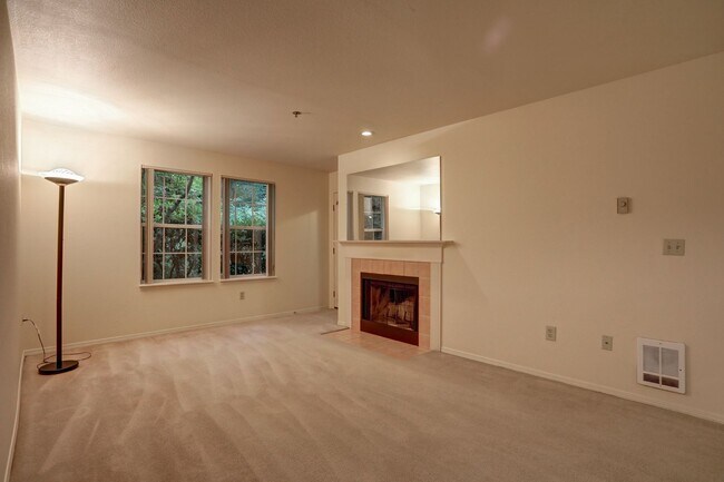 Building Photo - Charming 2BR 2BA Condo in great Bellevue l...