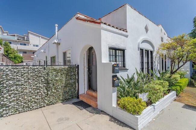 Building Photo - 1020 Havenhurst Dr