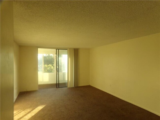 Building Photo - 1830 N Lauderdale Ave