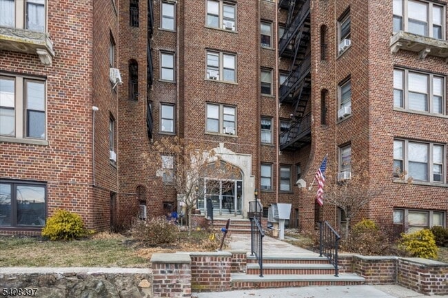 Building Photo - 204 Church St