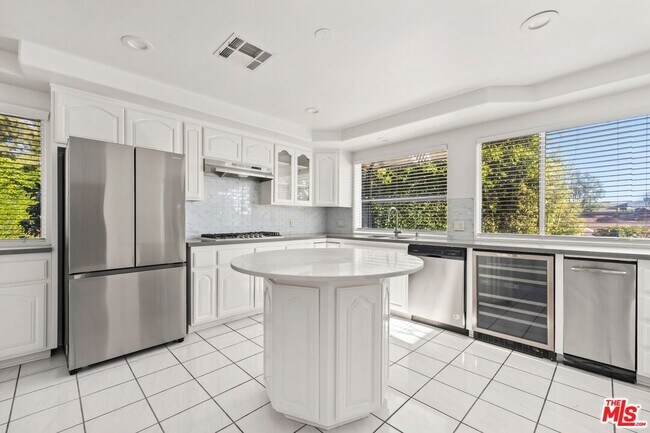 Building Photo - 1050 Centinela Ave