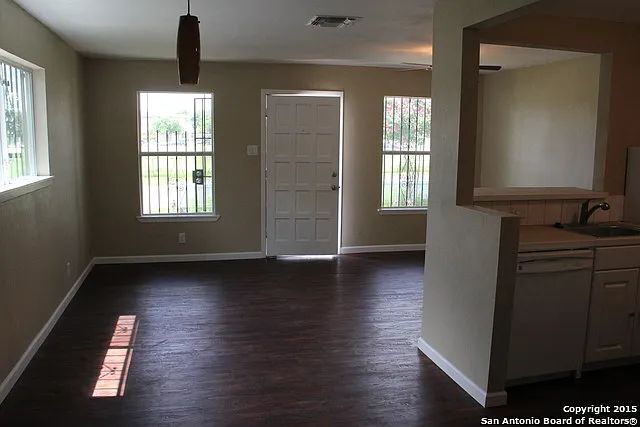Building Photo - Cozy 1 Bed, 1 Bath Duplex A Block From Woodlawn Lake