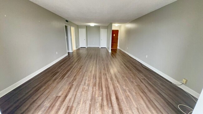Building Photo - Newly Renovated Condo Located In Highly Desirable Area Of Forest Acres!