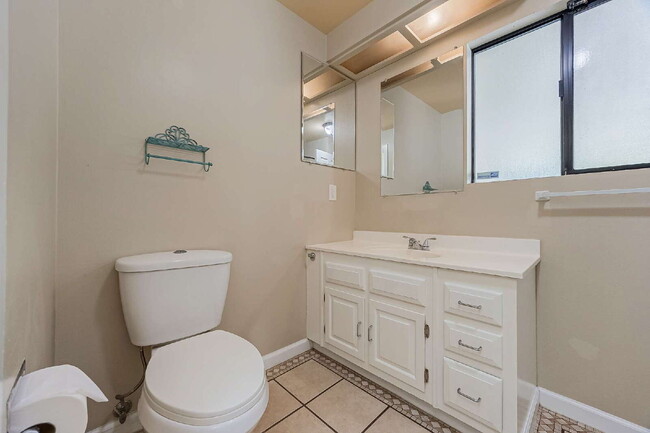 Building Photo - Five-bedroom in Kent, Scenic Hill Neighbor...