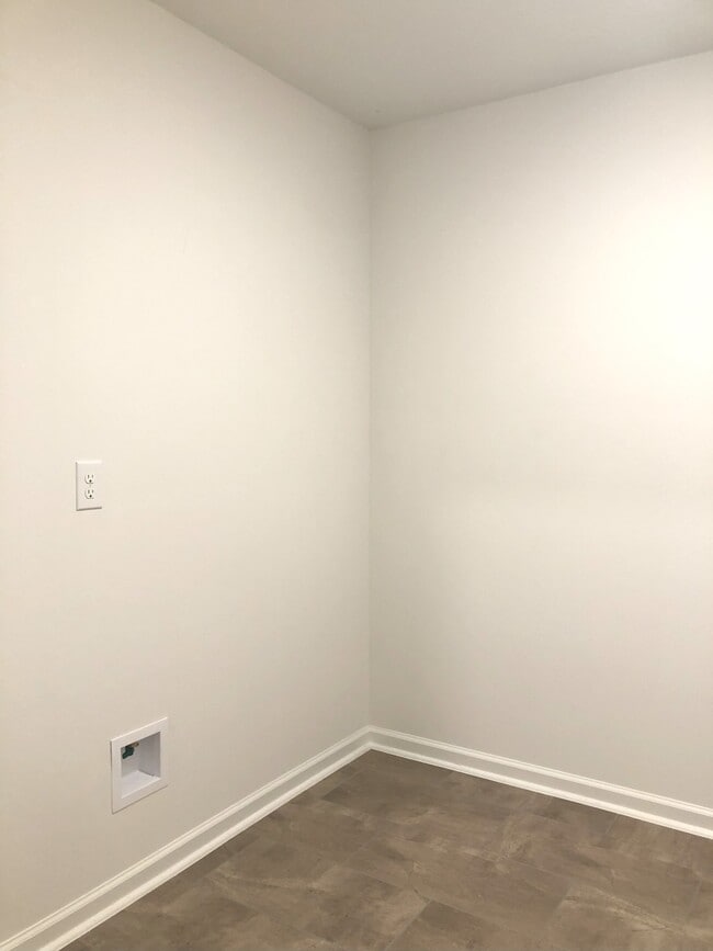 Building Photo - 807 Goodale Dr