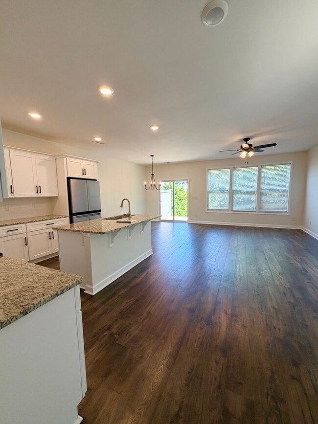 Building Photo - Spacious 3 Bedroom/ 2 Bath townhouse for rent in Fountain Park, convenient Asheville location