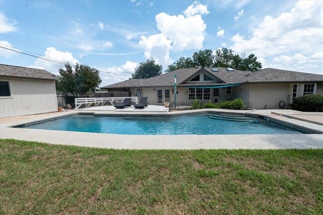 Primary Photo - 300 Las Plumas Dr