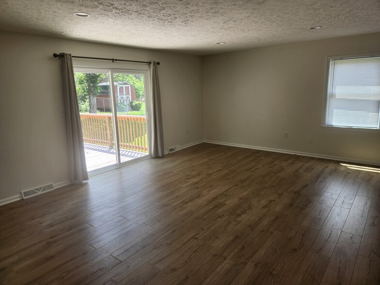 Living / Main Room - 1704 Danbury Dr