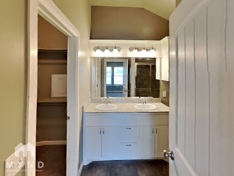 Building Photo - 1109 Merlin Dr