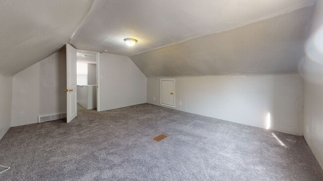 Building Photo - Charming 3-Bedroom Bungalow for Lease in Roseville